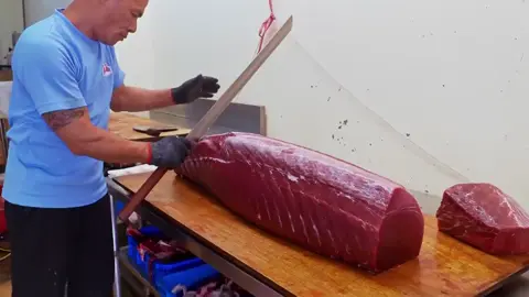 World's Sharpest Tuna Knife！Amazing Giant bluefin tuna cutting Master   驚人的！巨大黑鮪魚切割技巧, 黑鮪魚大腹-Sashimi_P_07