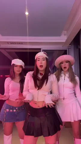 👩🏼👩🏻👩🏻‍🦰