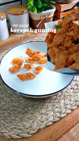 Kerepek Anti gagal InsyaAllah mesti jadi paling laku kalau raya Assalamualaikum semua mama restock kudapan untuk abahfiya..kerepek gunting tapi mama tak gunting,mama  canai nipis dan potong potong resepi ni mama ambil dari che nom..guna ikan bilis selalau mama guna udang kering..sedap juga kalau guna ikan bilis... ----------------- BAHAN BAHAN ----------------- 4 cawan tepung gandum  1 sudu besar penuh marjerin  -di cairkan bersama 3 sudu besar minyak masak air sejuk peti secukupnya  ---------------- BAHAN KISAR ---------------- 10 tangkai cili kering -telah di rebus 1 genggam ikan bilis -telah di cuci bersih 1  sudu besar jintan manis 1 sudu besar serbuk kari  1 kiub pati ayam 2 sudu besar gula 1/2 sudu kecil garam -atau secukupnya  perasa secukupnya (optional) 1/2 cawan air  1 tangkai daun kari kisar semua bahan sampai halus..kemudian masukkan  daun kari 1 tangkai dan kisar kembali,kisar kasar kasar je siap kisar ketepikan dahulu langkah demi langkah  tengok video sampai habis -------------------- TIP MENGORENG  -------------------- untuk hasil terbaik pastikan minyak panas baru goreng,biar kerepek cukup kembang..bila dah kembang semua kecilkan api.guna  api paling kecil je,biar masak sekata,kalau api kuat nanti  kerepek cepat gelap tapi tak  masak dan tak rangup  ----------------------- #kerepekgunting  #kerepek  #kudapan  #cemilansimple  #resepimudah  #simplerecipe  #homesnackideas  #creatorsearchinsights  @Sam81 @Eyra Lulu ༊*·˚ 