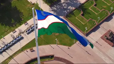 🇺🇿 18-noyabr - O‘zbekiston Respublikasi Davlat bayrog‘i qabul qilingan kun! Mamlakat suverenitetini belgilaydigan ramzlar orasida davlat bayrog‘i alohida ahamiyatga ega. Chunki, bayroq xalqning o‘tmishi va buguni, mustaqilligi va tinchligi hamda barqarorligining timsolidir.  1991-yil 18-noyabr kuni 