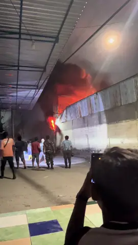 Sempat di hebohkan, karena maksa mau lewat jlan di samping gedung kds yang dengan keadaan apiinya🔥🔥🔥 dan gedung mau roboh😌, masih maksa lewat padahal lah di larang dan di jaga setiap pintuu masuknya😫#situbondo #jawatimur #kebakaran 