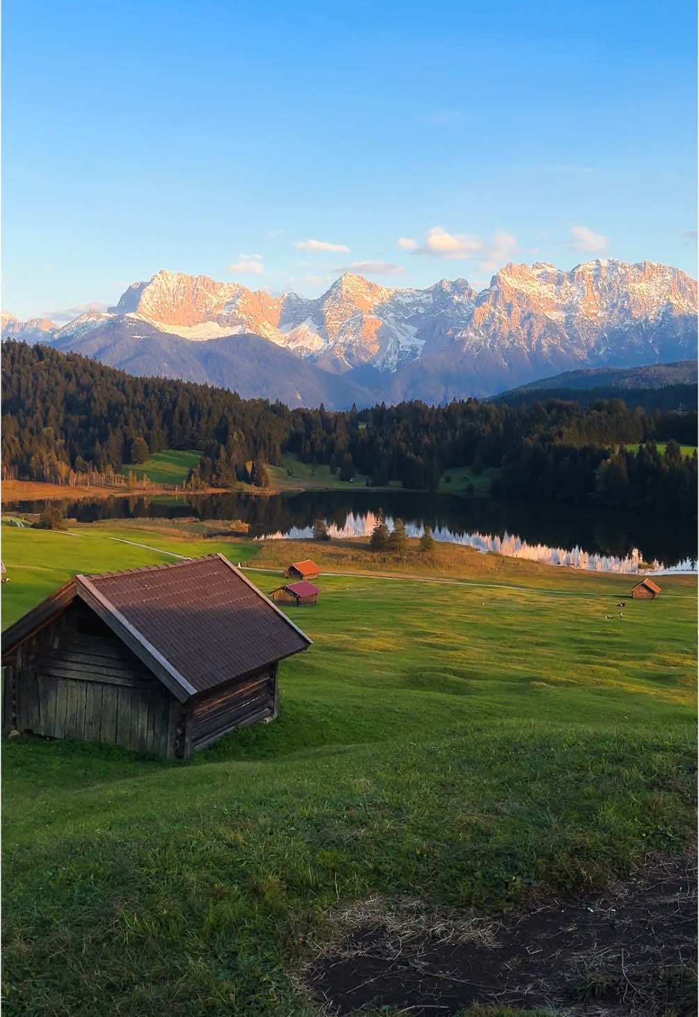 Golden evenings in the mountains #europe#alps#traveltiktok#traveltok#goldenhour#bavaria#Outdoors#outdoorlife#mountains#sunset 