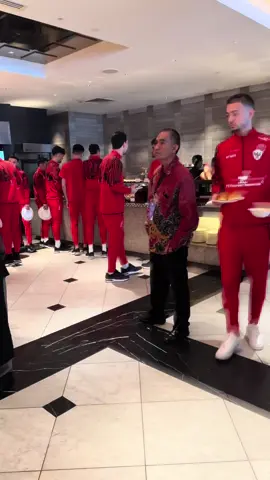 Kapan lagi foto & sarapan bareng timnas 🥰❤️🤛🏻 #timnasindonesia #timnas #timnasday #fyp #ivarjenner #eliano #arhanpratama #thomhaye #rafaelstruick #kevindiks #kambuayaricky #nathantjoaon #justinhubner #rizkyridho #marteenpaes #ragnar #jordiamat #jayidzes #hokkycaraka dkk💪