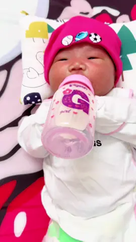 Bé 4️⃣ ngày tuổi tự bú 🍼🍼🍼 😍😘🥰