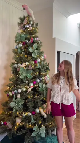 Since our Christmas tree theme has returned for another year i mixed it up by making a garland with extra baubles 🎀🎄🦜 Doesn’t get any more Australian themed then a big pink cockatoo on top for our star 🌟  #christmastree #diychristmas #diychristmasdecor #christmasdecor #australianchristmas 