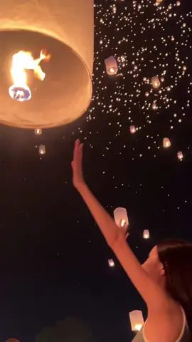 タイのコムローイ祭り🇹🇭🕯️行きたかったところ😿幻想的でラプンツェルの世界だった💞 日本人多かった！ #タイ #thailand #チェンマイ #chiangmai #コムローイ祭り #lanternfestival #ランタン 