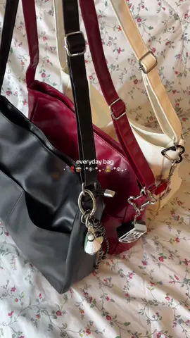everyday bag🍒 ใส่ไอแพด ใส่หนังสือได้ เย่มม  @whymewhyme #รีวิวกระเป๋า #กระเป๋าหนังสะพายข้าง #กระเป๋าสะพายไหล่ #กระเป๋าใส่ไอเเพด #กระเป๋าสีแดง 