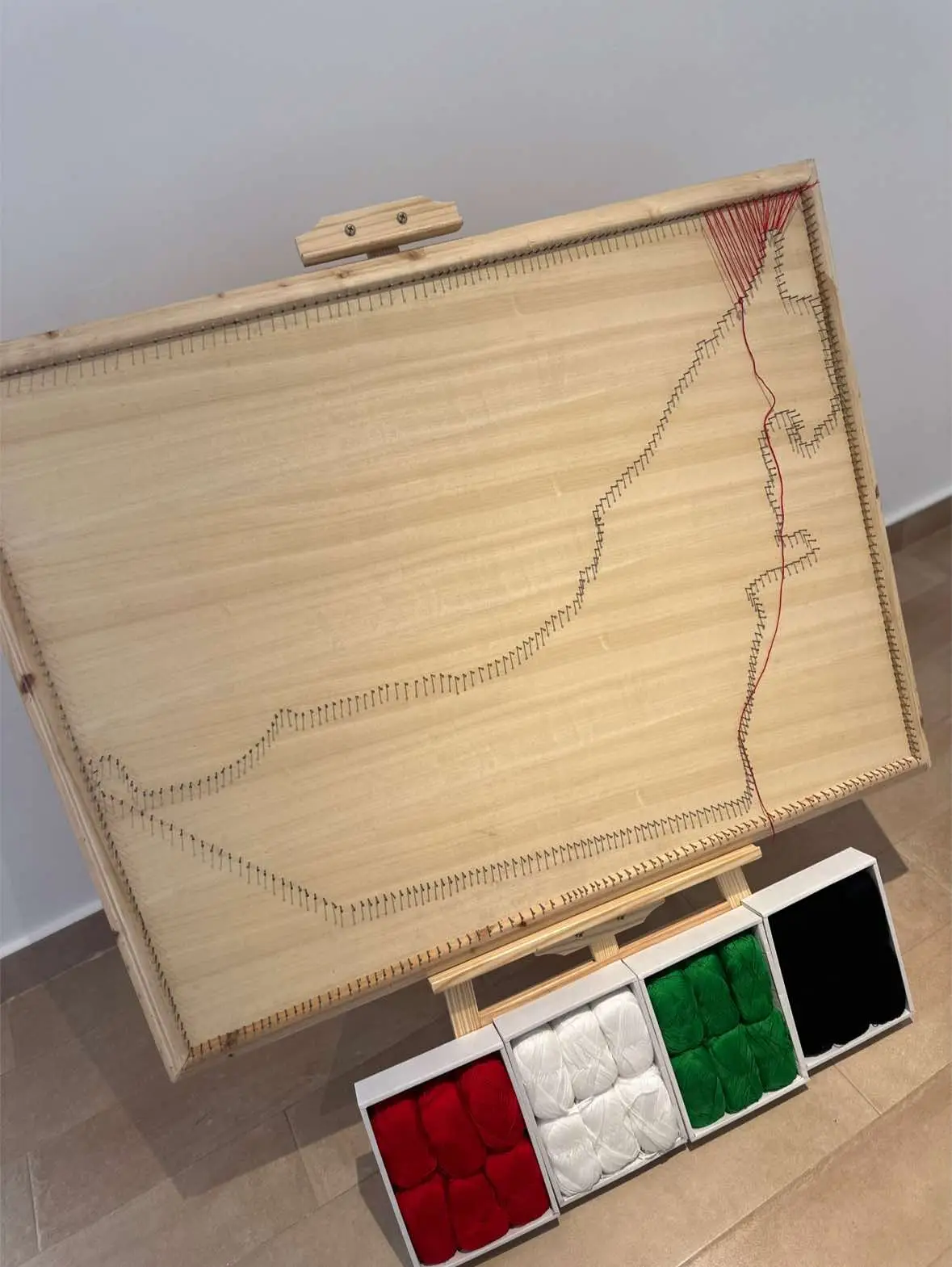 احتفلوا بروح الإمارات مع فن الخيوط اليدوي المميز! 🇦🇪 هذه اللوحة الفريدة تجسد خريطة الإمارات بخيوط متشابكة بألوان يوم الاتحاد – الأحمر، الأخضر، الأبيض، والأسود. عمل فني صُنع بحب ليعبر عن الفخر والاحتفاء بهذه المناسبة الغالية، لوحة عمل جماعية بقياس متر * متر للدوائر الحكومية والمؤسسات  بقيمة ٨٥٠ درهم شامل الخيوط  #اليوم_الوطني  #عيد_الاتحاد  #توزيعات_ اليوم _الوطني _ الاماراتي  #هدايا  #الإمارات #يوم_الاتحاد #اليوم_الوطني #اليوم_الوطني_الإماراتي #فخر_الإمارات #فن_يدوي #فن_الخيوط #ديكور #خريطة_الإمارات #إبداع #احتفالات #علم_الإمارات #تراث #الهوية_الوطنية #فنون #UAE #UAE_National_Day #Spirit_of_the_UAE