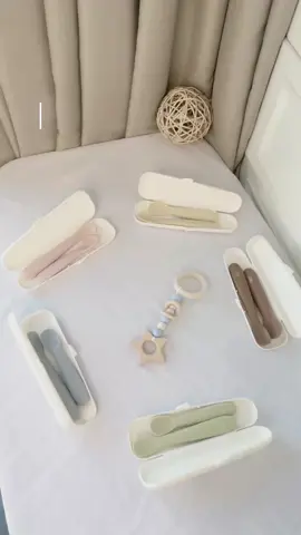 Bé mới bắt đầu ăn dặm thì nên sử dụng thìa nào??? Chính là thìa TGM này các mẹ nhé 😉. Set gồm: 1 thìa ngắn + 1 thìa dài + 1 hộp đựng #setthiangandaiTGM #TGM #embeandam 