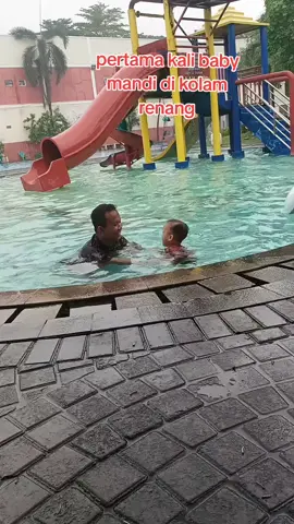 pertama kali baby mandi di kolam renang  #fypシ゚viral #foryoupage❤️❤️ #for 