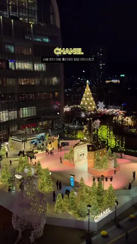 샤넬 아이스링크에서 공주가 되❄️ 샤넬 윈터 테일 홀리데이 팝업 ✨ 오픈 전 부터 이미 많은 이들이 설레게했던 샤넬 아이스링크❄️ 다양한 포토존을 만날 수 있고, 샤넬스러움 가득한 공간에서 아이스링크도 타고 낭만을 만끽할 수 있습니다.⛸️ 현장을 방문하면 수많은 샤넬 눈꽃이 내리는 필터를 이용하여 보다 더 반짝이고 아름다운 사진,영상을 남길 수 있습니다.📸 인터넷 사전 예약을 추천드리며, 기간 내 방문하고, 소중한 추억을 만들기를 추천합니다.✨ 📍샤넬 윈터 테일 홀리데이 팝업 📍서울 송파구 올림픽로 300 롯데월트타워 아레나광장 📍24.11.16~25.01.12까지 📍12:00~20:45 (마지막 입장 20:00) 📍샤넬 공식사이트 예약 / 11.21부터 현장예약 가능 📍무료 / 개인 장갑 필수착용🧤/ 타임당 45분 이용 #샤넬아이스링크 #샤넬팝엄 #seoultravel #seoultrip #chanelpopup #chanelbeauty 