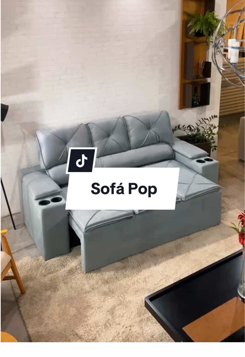 Que tal dar um upgrade no conforto da sua casa? ✨ O Sofá POP é o parceiro ideal para quem adora relaxar com estilo e praticidade! 😍    Com 4 porta-copos nos braços, ele é perfeito para maratonar séries, ver filmes ou curtir bons momentos sem preocupações. Além disso, o encosto reclinável  com 5 estágios se adapta ao seu conforto, e o assento  retrátil de densidade D-28 oferece o suporte que você  merece.    🛋️ 154 e 205 cm.    🚚 Da fábrica direto para a sua casa!    🧡19 anos no mercado.    #netsofas #sofapop #retratilereclinavel #saladeestar  #homedecor
