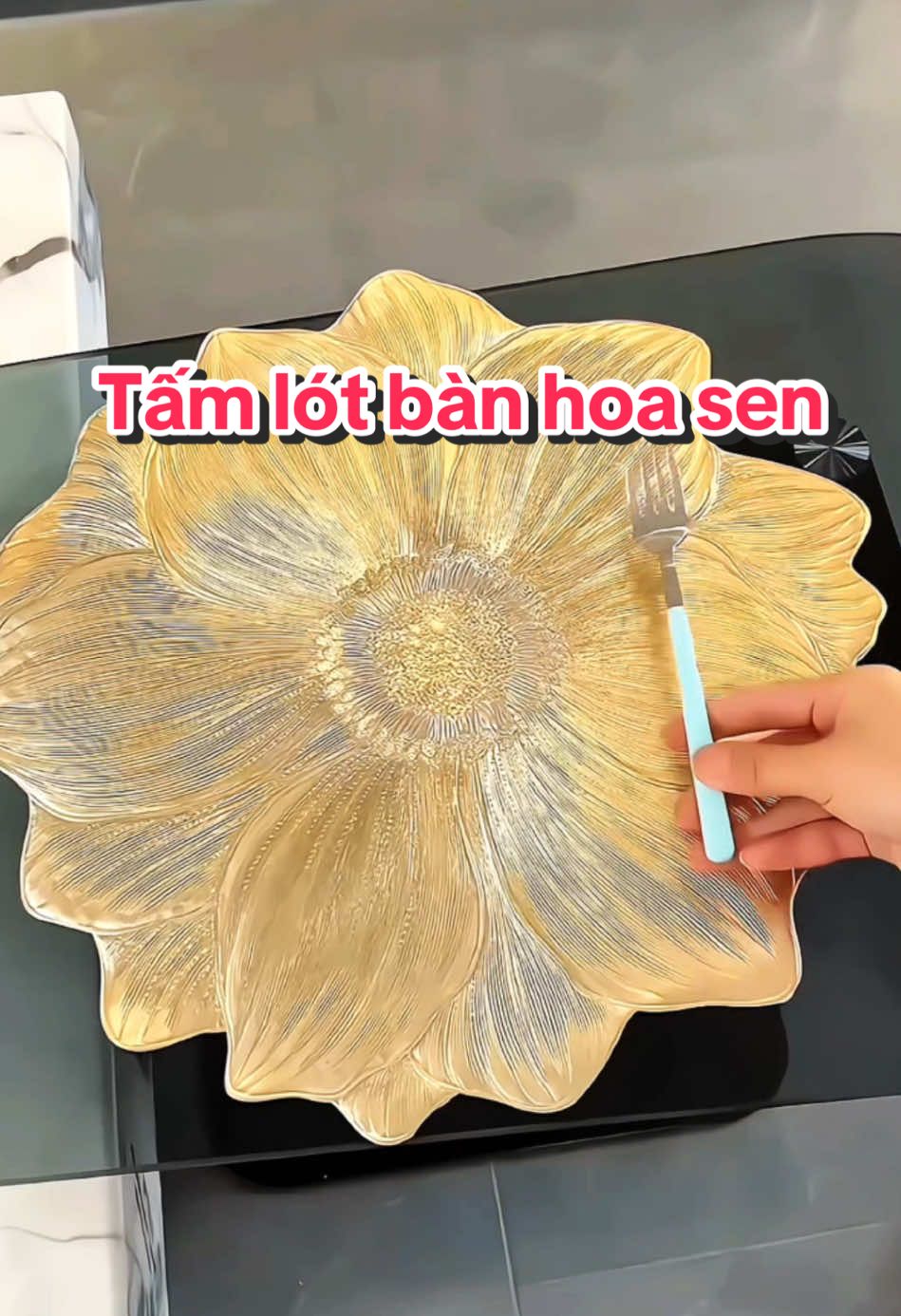 Thảm trải bàn hoa sen cao cấp, sang trọng, có khả năng cách nhiệt, chống thấm nước #tamlotbanan #tamlotbanhoasen #tamlotban #tamlotbancachnhiet #giadungtienich 