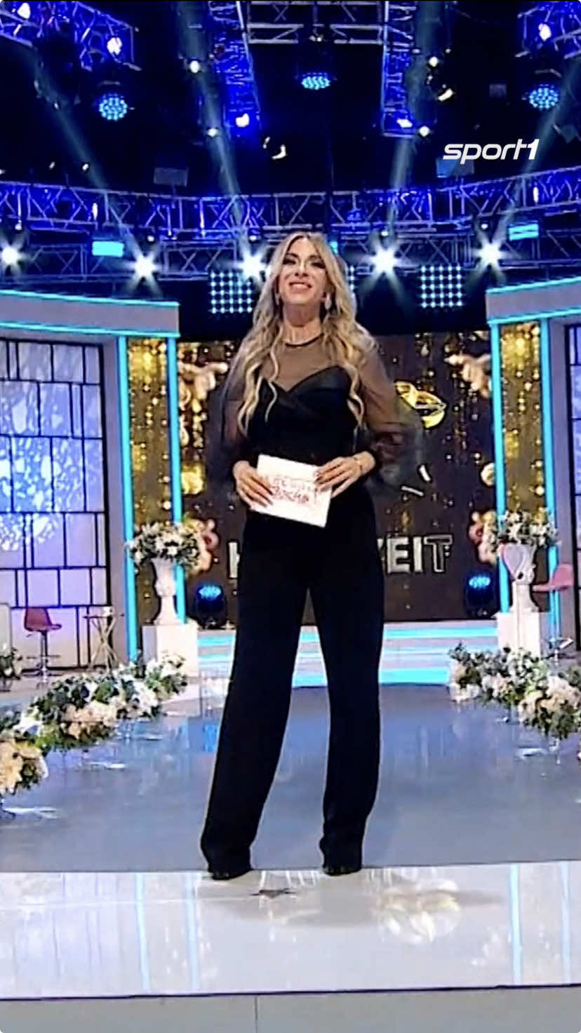 Hier kommt die Moderatorin! 💍✨ Gülcan bringt Eleganz und Charme in das Hochzeits-Motto von My Style Rocks und verzaubert uns mit ihrem zeitlosen, inspirierenden Look. Bereit, das Rampenlicht zu erobern!🌹 #MyStyleRocksGermany #mystylerocksde #sport1deutschland #sport1 #mystylerocks #fashiontrends #fashion #style #TikTokFashion #trending