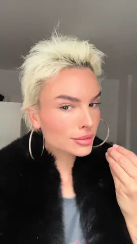 All my hair was so broken at the crown of my head it hadnt grown in a year!  Come with me to get my mop fixed and join me on my hair frowth journey ✨ . #hairstyle #haircut #hairgrowth #pixiecut #buzzcutgrowth 