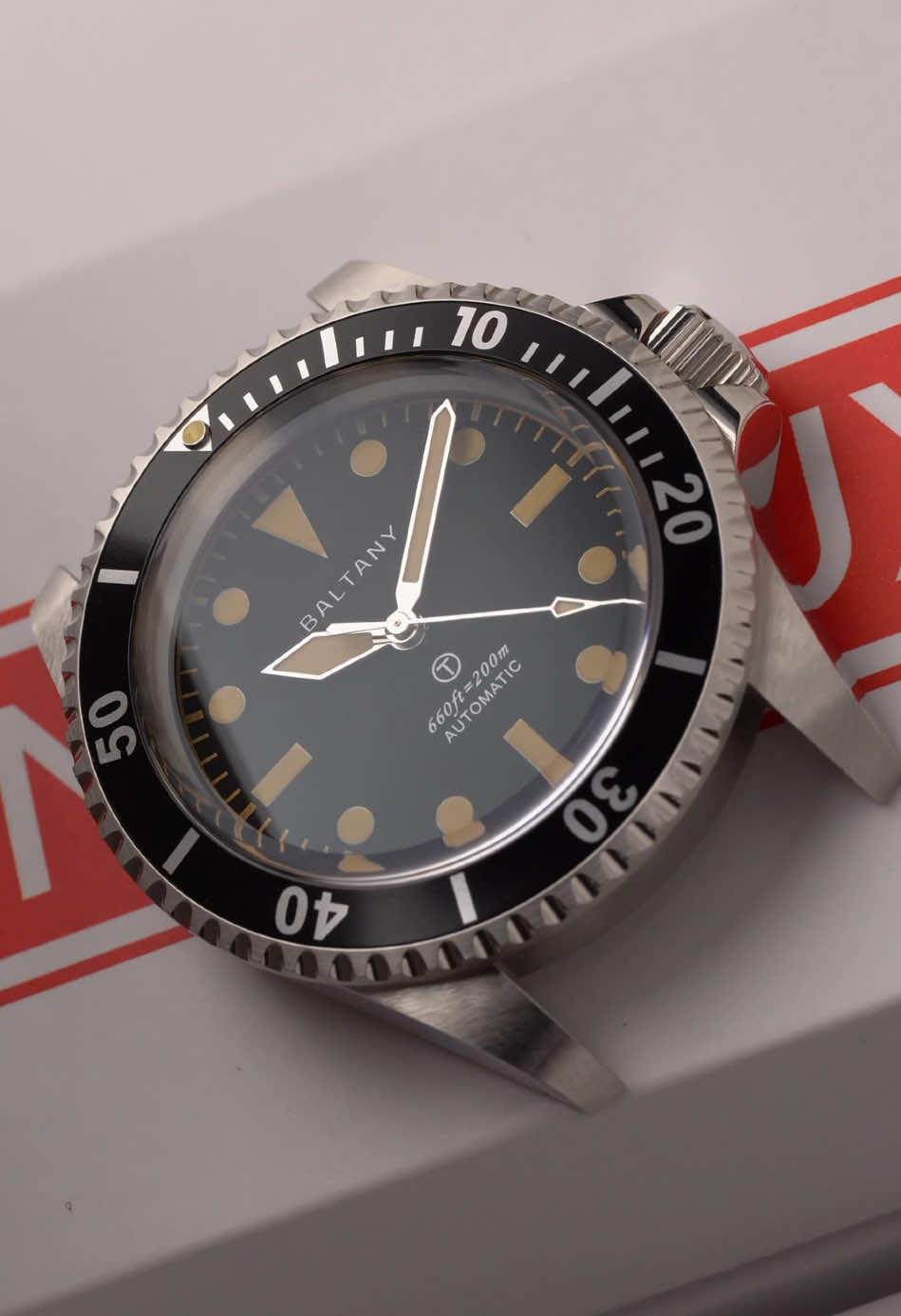 If you don’t have a fortune to spend on a vintage @rolex #milsub this option from @baltany_watches is really good, specially for the price. Shout-out to my friends over at @montreuxstraps for sending in some really good leather straps to pair with this watch! 