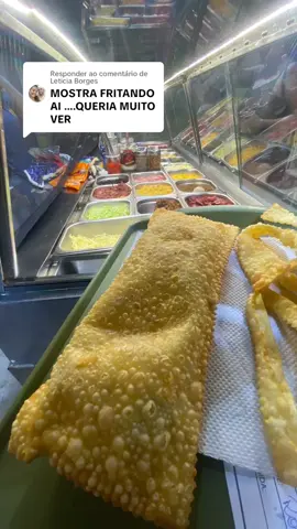 Respondendo a @Leticia Borges   Acho que da pra ter uma noção, na foto fritando nos estavamos sem uma friradeira e tivemos que usar nosso primeiro tacho a gas msm rs  #fyp #foruyou #pastel #pastelaria 