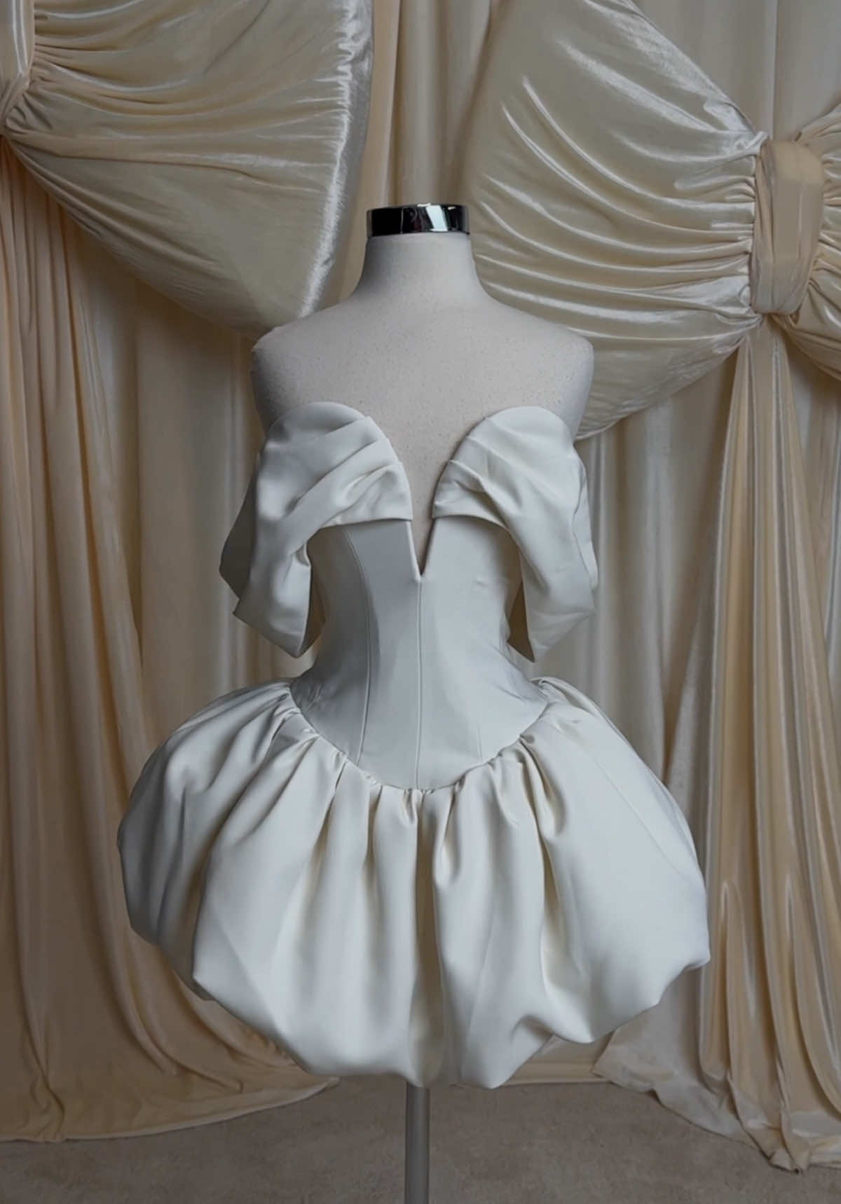 Our Jessamy dress… the perfect snowy Christmas dress ❄️🤍 #ohpolly #ohpollydress #minidress #christmasdress #christmas #christmasoutfit #bubbledress #whitedress #fyp 