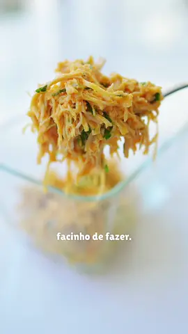 Frango desfiado cremoso (super fácil) Uma receita cremosa sem leite, saborosa e que praticamente não adiciona calorias ao frango desfiado. Já envia essa receita para salvar a dieta do amigo! (Pode marcar o “@“ aqui no vídeo). Ingredientes (não precisa anotar, é só salvar) 1kg de peito de frango 1/2 cebola 1/2 cenoura  1 tomate  1 colher de sopa de azeite 2 copos de água  Sal e pimenta do reino a gosto Siga o passo a passo do vídeo para temperar. Tem algum tempero que você gosta de usar nessa receita? Escreve aqui pra gente testar👇 #comidas #comida #receitafacil #receitasfaceis #receitaspraticas #receitapratica #receitas #receita #receitasfit #receitafit #receitasaudavel #receitassaudaveis #comidadeverdade #frangodesfiado