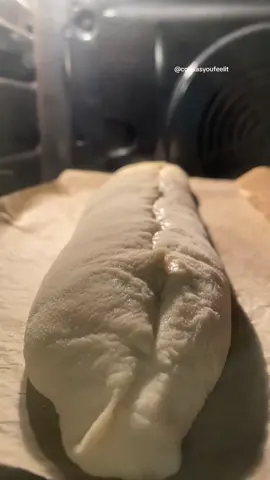 Baguette sans petrissage  réalisée uniquement avec de la farine T55. hydratation de 71%. -350g de farine type 55 de chez koro  -240g  d’eau froide  -8g de levure fraîche  -9g de sel  ÉTAPES  -3 étirement de 30 minutes  -Pousse de 2 à 3 heures par la suite  -Mise en forme suivie d’un repose de 45 minutes des deux pâtons. -scarification suivi de la cuisson  Les étapes plus détaillés dans mes posts de baguettes antérieures  @KoRo  #pourtoi #koro #baking #homebaker #sourdough #sourdoughbread #baguette 