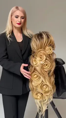 This hairstyle is an elegant and intricate design featuring long, wavy blonde hair styled into rose-shaped curls. The roses are seamlessly integrated into the hairstyle, creating a cascading floral effect. The look is further enhanced with decorative beads and subtle sequins, adding a touch of sparkle and sophistication. It’s a glamorous style suitable for weddings, formal events, or photo shoots. #RoseHairstyle #FloralUpdo #ElegantHair #BridalHair #HairstyleInspiration #HairArt #GlamorousLook #EventHair #CreativeHairstyle #HairDesign#acconciature #peinados 