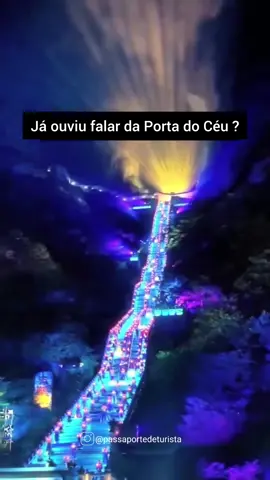 Você já ouviu falar desse local? A Caverna Tianmen, conhecida como a Porta do Céu, fica na Montanha Tianmen, província de Hunan, China. Com sua impressionante escadaria de 999 degraus, o teleférico mais longo do mundo e a estrada das 99 curvas, cada momento é uma aventura inesquecível. Capture vistas panorâmicas deslumbrantes e aproveite o nascer e pôr do sol para fotos mágicas. A caverna é iluminada por um impressionante show de luzes que realça sua beleza natural. As luzes coloridas transformam a caverna e a montanha em um espetáculo visual deslumbrante, criando uma atmosfera mágica e encantadora para os visitantes. É uma experiência imperdível que acrescenta um toque especial à visita, tornando-a ainda mais memorável. #travel #viagem #passaportedeturista #europa2024 #europatrip 