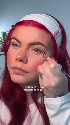 one product easy christmas ribbon eyeliner idea 🎁🎅🏻✨ #creatorsearchinsights #christmasmakeup #redlipstick #christmaseyeliner  @M·A·C Cosmetics love me ruby do! liquid lip colour