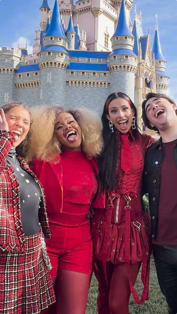 Q&YAY at Walt Disney World with the cast of Descendants: #TheRiseofRed ...#DZWorldsCollideTour Edition 💚💜❤️🩵 @Malia:) @dararenee @Kylie Cantrall @Joshua Colley 
