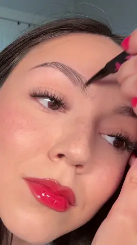 Con este marcador de cejas de @UNICOS Cosmetics puedo dar un efecto pelo a pelo a mis cejas #unicoscosmetics #makeuphacks 