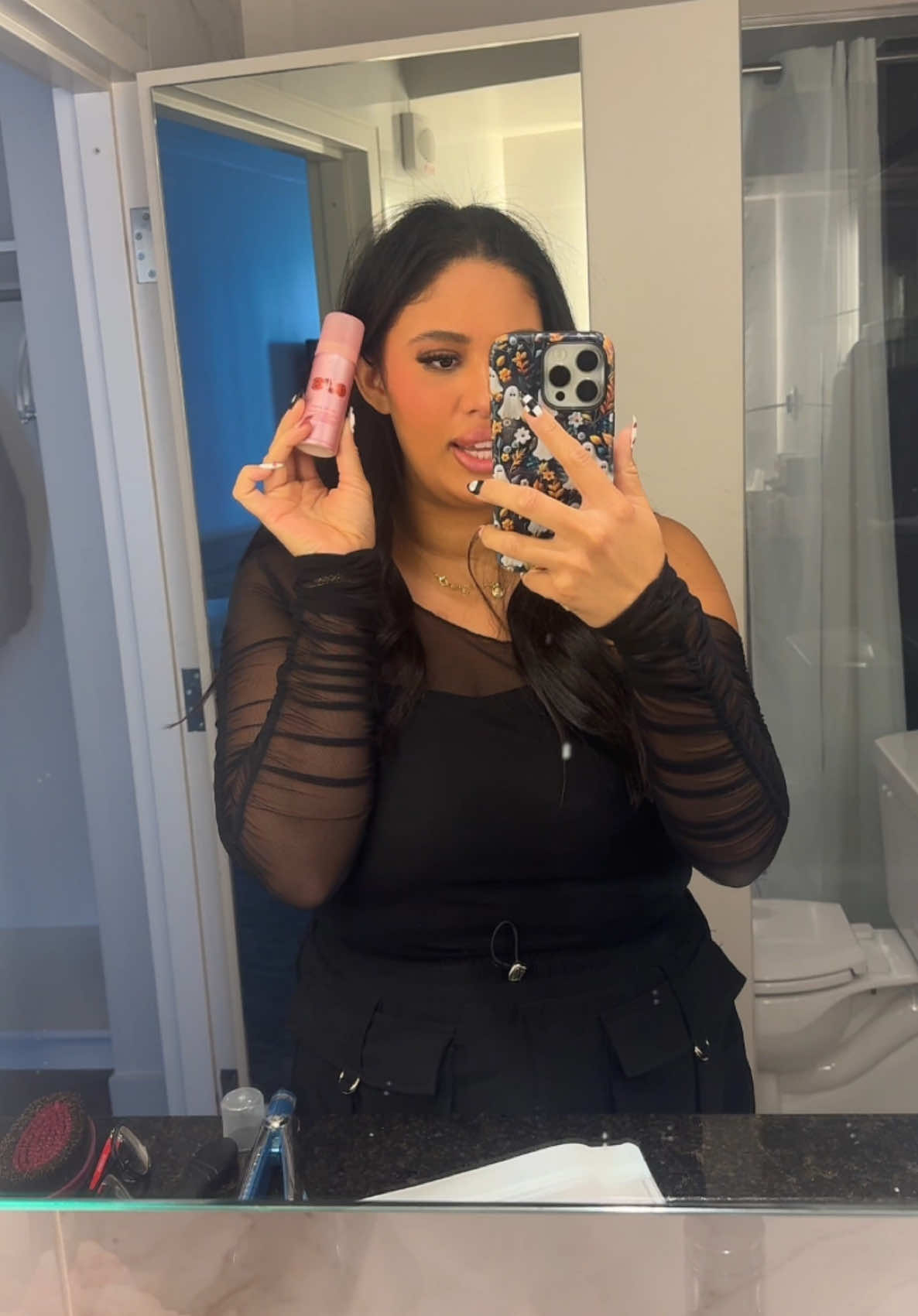 Im not proud of sleeping in my makeup, but im also not mad bc i woke up looking goodt 😏😍 #onesizebeauty #onesize #ontildawn #settingspray #onesizesettingspray #makeuphacks #tiktokshopblackfriday #tiktokshopcybermonday #ontildawnsettingspray #spotlightfinds 