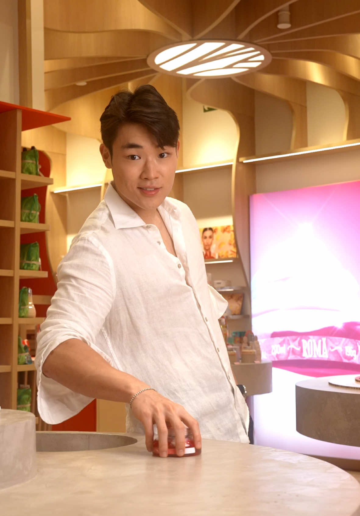 Hoje visitei a loja da L’Occitane au Brésil para ter uma experiência sensorial com os produtos, texturas e fragrâncias irresistíveis. Foi tão surpreendente que agora eles vão fazer parte da minha rotina de cuidados corporais. E o melhor: você também pode aproveitar um SPA de mãos gratuito! Basta ir até uma das lojas e curtir esse momento de cuidado  Use meu cupom ARTHUR15 para ganhar 15% off em compras no site! *Promoção não cumulativa e não aplicável a produtos já promocionados, serviços de Spa e para revendedores.