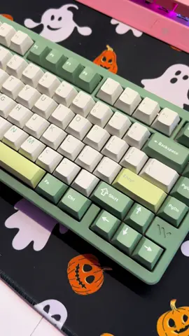 My favorite keyboard 🤩💚 @womierofficial #womierkeyboard #womiersk75 #greenkeyboard #greendesksetup #desksetup #desksetupideas #deskideas #keyboardasmr #creamykeyboards 