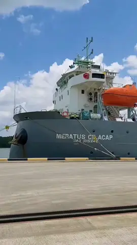 MERATUS CILACAP SANDAR DI PELABUHAN TPK PELINDO TJ KALAF  #meratuscilacap #berthing #containership #pelabuhan #dermaga #tpkpelindotjkalaf #pelabuhankumai 