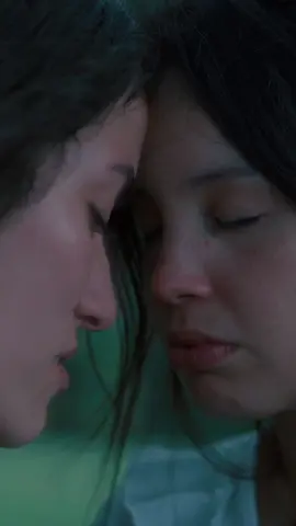 Juramento de amor de Ana e Isabela en Elixir: After Time 🧪✨ EP3 sus palabras fueron tan poderosas y su amor tan fuerte que traspasó las barreras del tiempo y el espacio. ¿Quieres ver más del universo de Elixir: After Time? Puede que por ahí pronto venga una sorpresa… #glseries #wlw #sapphic #wlwcouple #drama #dramaseries #femmecouple #queerstories #lgbtseries #webseries 