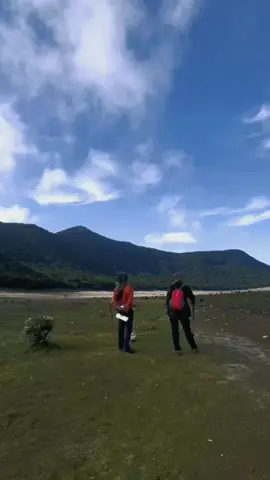 Berdiskusi menikmati indahnya sabana surya kencana #pendaki #pendakigunung #pendakifomo #mendakigunung #fyp 
