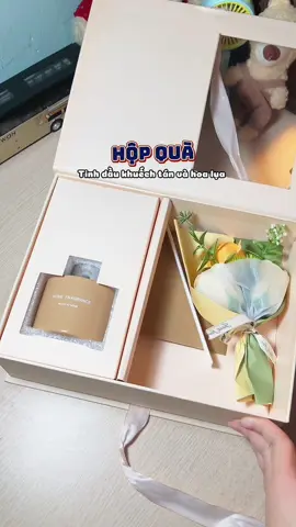Hộp quà tặng nước hoa khuếch tán tinh dầu và bó hoa lụa. #unboxcunghip #unboxing #hopqua #hopquatangsinhnhat #setqua #quatang #tinhdaukhuyechtan #foryou 