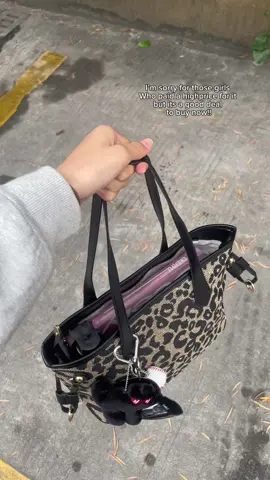 Can't move my eye on this leopard print tote bag🖤👜🍁🍂#purse #bag #handbag #shoulderbag #whatsinmybag #whatsinmypurse #falldealsforyou #tiktokshopcybermonday #tiktokshopblackfriday #blackfridaydeals #blackfriday #spotlightfinds #viral #trendy #totebags #womenbag #leopardprint #fashionbag #bagcollection #pursecollection #tiktokshopfinds #falldealsforyou 