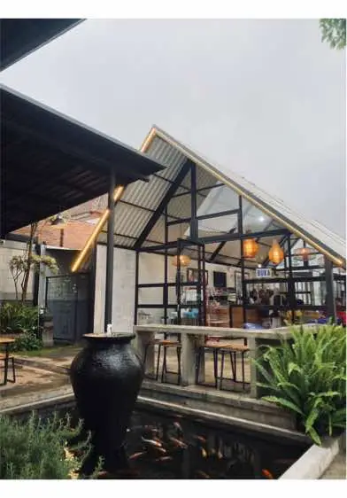 Melipir main ke daerah pucuk gunung,pas banget kesini tbtb hujan. Suasananya syahdu pwoll ,viewnya apalagi  📍Alas Senja Coffee 💸  5k - 30k  #fyp #kabupatenmalang #placetogomalang #cafe #gubukklakah #exploremalang #viraltiktok  #dietpepsi #xbycza #malang 