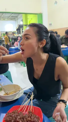 Nyobain soto banjar dan sate nya di Balikpapan .. Ini enak menurut akuu .. Sedeppppp .. Ini di warung quin Abdu ✨
