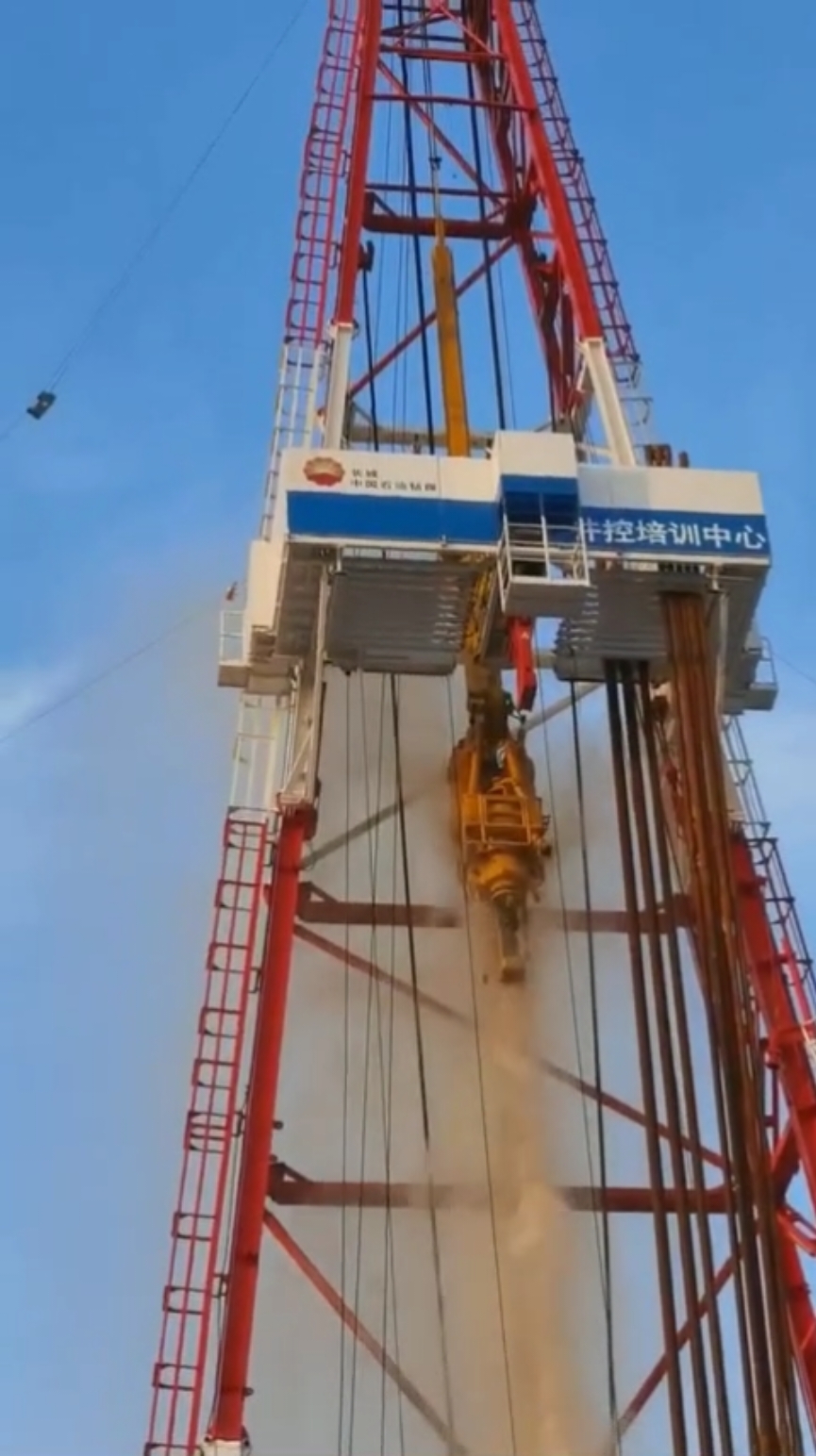 Shocked, it only takes a few seconds from a well kick to a blowout (simulated oil drilling blowout)#drillrig #oilfield #oilwell #oilman 