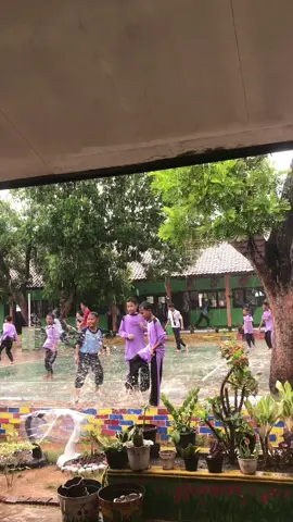 neber hujan nya tiap hri tapi setiap hujan ada masanya😔😔😔#smpnegri1beber 