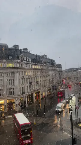 London is snowing❄️🤭⭐️🌨️🤍 #regentstreet #snow #itstime #christmasinlondon 