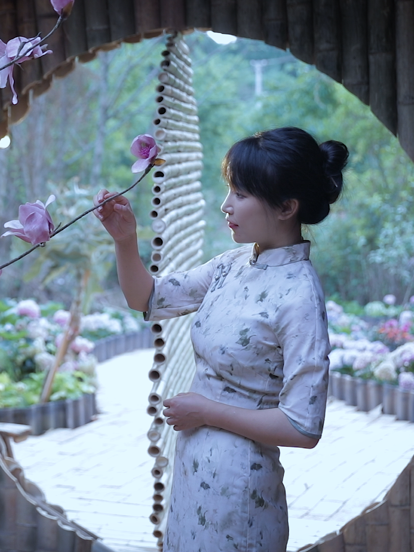 拿柴房造了一个森林衣帽间~ 很多年以前就想有一个属于自己的衣帽间， 我想要它是坐落在森林里的，周围有花海， 还可以躺在衣帽间的沙发上看星星…… #李子柒 #liziqi