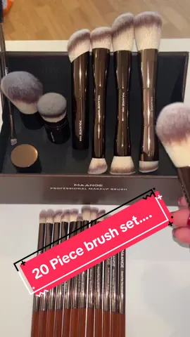 Beautiful makeup brushes, 20 piece set with box! Lovely for a Christmas present!!! #tiktokmademebuyit #blackfriday #blackfridaydeals #women #makeup 