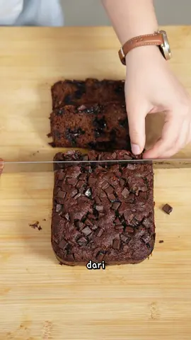 Choco Banana Bread ✅ dari kemarin ngidam banget buat makan manis tapi lagi diet, jadi kali ini aku mau bikin roti pisang tapi versi yang jauh lebih sehat karena gapake tepung dan gula. Buat manggangnya aku tuh pake Glass Food Container dari Indomaret. Kalian kalo mau juga gampang banget caranya tinggal tebus murah di Indomaret atau Klik Indomaret pake member dan min belanja 60rb kalian udh bisa tebus murah Glass Food Container inii. Yuk ikutan untuk tebus murah juga 🤍 . Bahan - 3 buah pisang - 2 butir telur - 1 cup tepung oat - 3 sdm madu - 1 sdt baking soda - 1 sdm cocoa powder - chocolate chunk secukupnya Cara membuat 1. Hancurkan pisang hingga halus. 2. Masukkan telur, tepung oat, madu, baking soda, cocoa powder dan chocolate chunk. Aduk hingga rata. Tambahkan chocolate chunk di atasnya 3. Oven dengan suhu 180°C selama 30-35 menit atau hingga matang. 4. Siap disajikan. . SELAMAT MENCOBA ❤️ @indomaret  @Klik Indomaret  #GlassFoodContainer #UntungJadiMember #Indomaret #KlikIndomaret