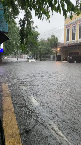 sementara seperti ini tiap musim hujan di semarang 😅 #semaranghariini #semarangbanjir 