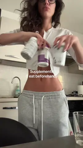 Here’s my current wellness morning routine 🥥🤍   Apple cider vinegar is disgusting, ik. But helps me a lot with digestion and detoxification😶‍🌫️ My current supplements are:  • Berry Blend: antioxidants, immune system and circulation and skin health too  • ZMA: immunity, mood, blood sugar control  • Rhodiola Rosea: mental and physical permormance, stress reduction 