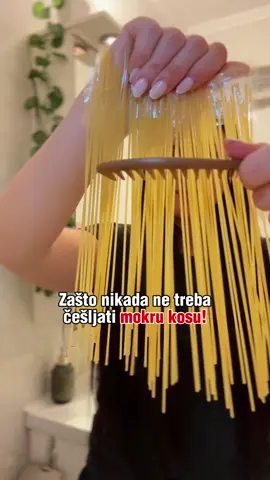 Kosa se kao i druge stvari dosta drugačije ponaša kada se kvasi, tretira toplotom ili izlaže nekim drugim spoljašnjim uslovima. 🌿  Video je simbolični prikaz. ✅👍 Akcienat je da se dosta pažnje posveti baš tada kada je osetljiva. Pažljivo je tretirajte kada je mokra. Svaki korak znači i dovešće do promene.  Hidro serum je kreiran za nanošenje na mokru kosu. Posle njega ide sušenje. 🌿 Pružiće kosu maksimalnu hidrataciju i zaštitu. Posle njega ostaće svilenkast osećaj na kosi. ✅  100% je prirodan i kosa to voli✅ Preovladava miris ruže koja je baza ovog proizvoda. Pored nje tu je kamilica, aloe vera…☘️🌱🍃 Obratite pažnju da peškirom blago prosušite kosu.  #hidratacijakose#negakose#zdravakosa#prirodnakozmetika#oporavakkose#preporukeproizvodazakosu#serumzakrajevekose. #negakose#slbeauty#haircare#hidroserum#zdravikrajevikose#serumzakosu