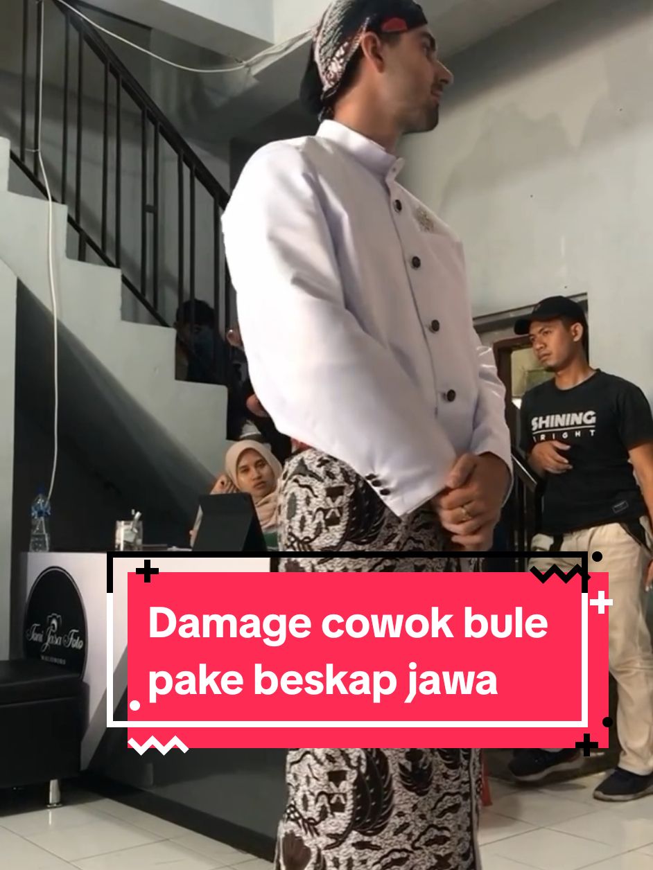 mba nya ampe bengong gitu wkwkwk #beskapjawa #foto #jogyakarta #bule #fyp 