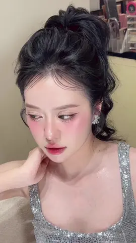 Layout hồng tím Doujin cho các nàng da trắng kết hợp cùng tóc cột cao đuôi ngựa xinh xỉu..Tầm này các nàng nhà ZỒ BEAUTY&ACADEMY mê bling bling lắm cỡ này mới đủ nư các nàng😘#Zobridal #xuhuong #makeupcodaudep #makeuptiecdep #makeupnhatrang 